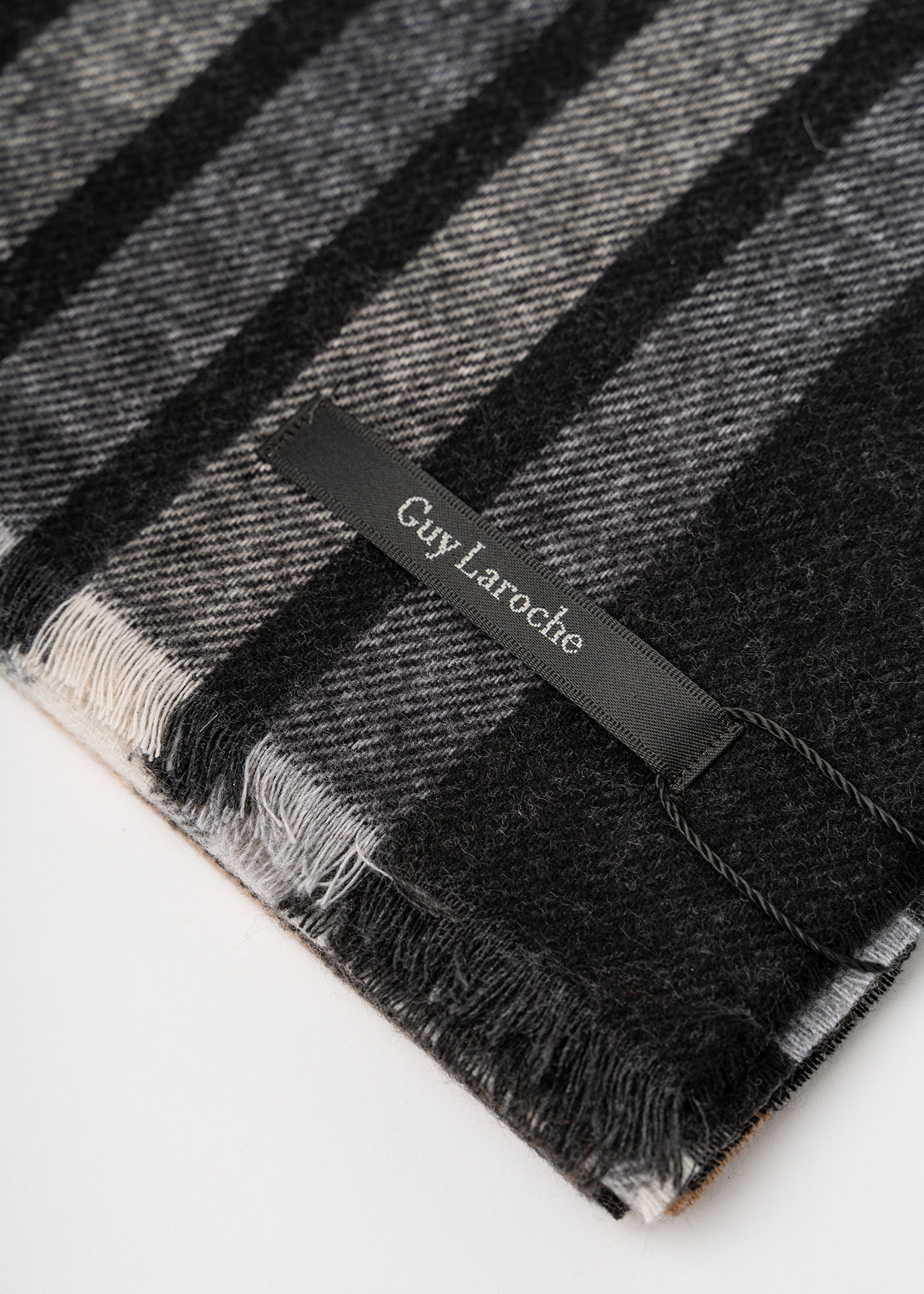 Guy Laroche Κασκόλ της σειράς Scarf - GL2320801020 990 Dark Grey φωτογραφία